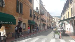 レヴァントにあるCasa Mantegnaの建物を歩く人々