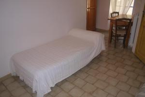 En eller flere senge i et værelse på Auberge des Seguins