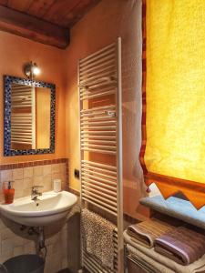 uma casa de banho com um lavatório e um espelho em Cascina Baresane em Alba