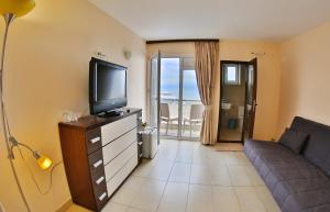 TV a/nebo společenská místnost v ubytování Jijo's Hotel