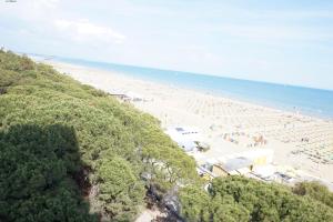 vista su una spiaggia con molta gente di Residence Torre Zanier a Lignano Sabbiadoro
