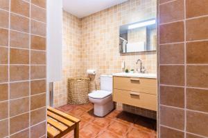 バレンシアにあるFun&Happy VLC Centerのバスルーム(トイレ、洗面台、鏡付)