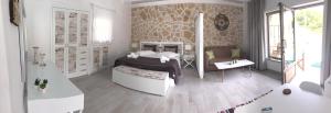 Uma cama ou camas num quarto em Villa Lithos Parga