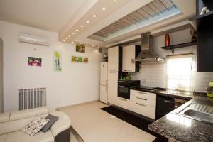 una cucina con divano e lavandino in camera di Siriana open space a Castellammare di Stabia