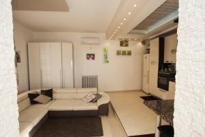 a living room with a couch and a kitchen at Siriana open space in Castellammare di Stabia