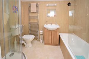 Un baño con inodoro, lavabo y ducha. en Cottage 312 - Ballyconneely, en Ballyconneely 23 fotos más