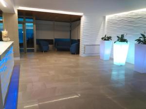 biuro z dwoma białymi filarami i roślinami w środku w obiekcie Hotel Miramar 2** Superior w mieście A Lanzada +37 zdjęć