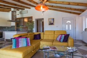 uma sala de estar com um sofá e uma mesa em Apartments Carol Royal em Cavtat