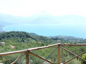 a view of the ocean from a wooden railing at Agrestis Domus in San Giovanni a Piro