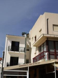 ein weißes Gebäude mit Balkon und blauem Himmel in der Unterkunft Apartamento T2 in Vila Praia de Âncora