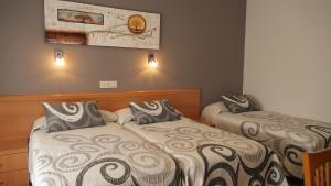 Łóżko lub łóżka w pokoju w obiekcie Hotel Miramar 2** Superior
