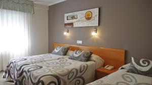 pokój hotelowy z dwoma łóżkami i oknem w obiekcie Hotel Miramar 2** Superior w mieście A Lanzada