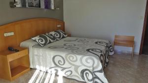 Łóżko lub łóżka w pokoju w obiekcie Hotel Miramar 2** Superior