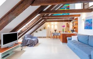 Televízia a/alebo spoločenská miestnosť v ubytovaní Apartment Bona Palace