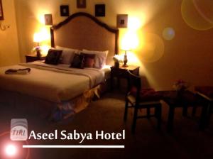 מיטה או מיטות בחדר ב-Aseel Hotel Apartment