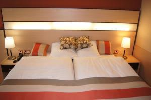 Ein Bett oder Betten in einem Zimmer der Unterkunft Hotel Lacotel
