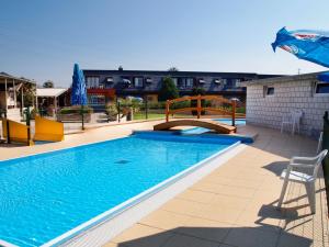 Bazén v ubytování Hotel Lacotel nebo v jeho okolí