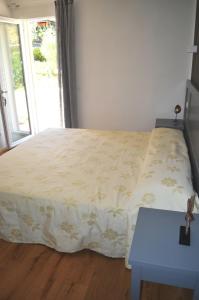 1 dormitorio con cama, mesa y ventana en Elbamar Lacona, en Lacona