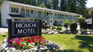 Hiouchi Motel في كريسنت سيتي: لافته امام بيت مع فندق