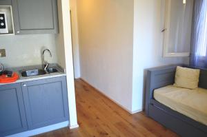 a kitchen with a sink and a bench in a room at Elbamar Lacona in Lacona