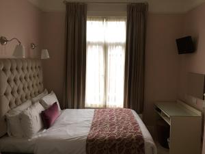 Łóżko lub łóżka w pokoju w obiekcie Maples House Hotel
