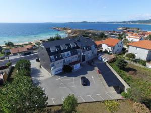 una vista aérea de un edificio junto al océano en Hotel Miramar 2** Superior, en A Lanzada