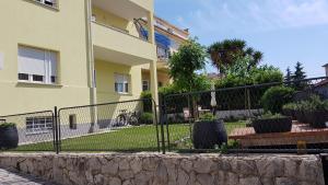 una valla frente a un edificio con patio en Apartments Adriana, en Split