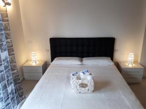 una camera da letto con un letto con una borsa sopra di casa leonardo ad Azzano San Paolo