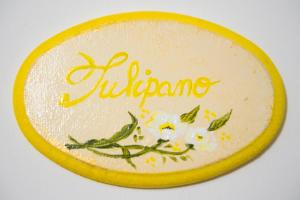 マリーナ・ディ・マンカヴェルサにあるCORTE DELL'IMMACOLATA AL MAREの白い花の黄色い皿