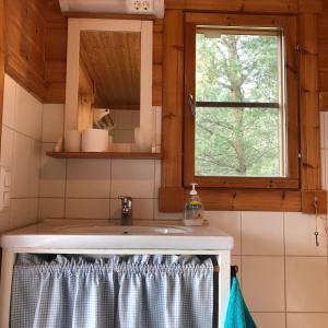 InkooにあるHimalayan cabin Inkooのシンクと窓のあるキッチン