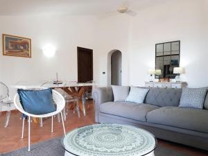 a living room with a couch and a table at Villa del Sogno in Parghelia