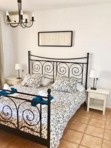 Säng eller sängar i ett rum på villa Castillo Alto