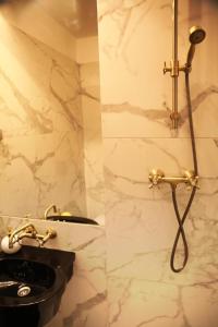 Ένα μπάνιο στο 4th Floor Bed and Breakfast +33 φωτογραφίες
