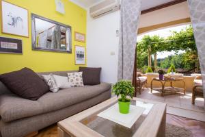 een woonkamer met een bank en een tafel bij Madonna Guest House in Dubrovnik