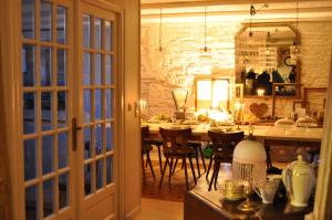 a kitchen and dining room with a table and chairs at Les Chambres du Mad in Henvic