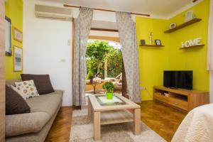 Et tv og/eller underholdning på Madonna Guest House