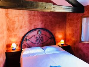- une chambre dotée d'un lit avec un mur rouge dans l'établissement Penthouse Of Venice, à Venise