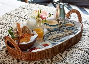 un cesto di cibo su un tavolo con tè e pane di Triana House a Siviglia