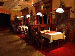 Reštaurácia alebo iné gastronomické zariadenie v ubytovaní Hotel Polonia