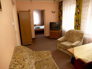 Televízia a/alebo spoločenská miestnosť v ubytovaní Hotel Polonia
