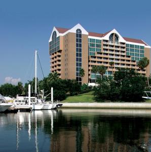 un gran edificio con barcos atracados en un puerto deportivo en South Shore Harbour Resort and Conference Center en League City