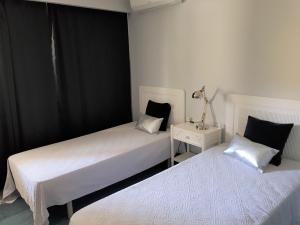 due letti uno accanto all'altro in una camera da letto di By the Beach a Almancil Altre 53 foto