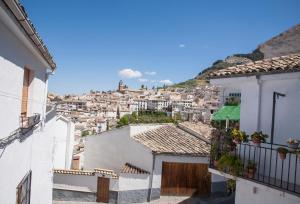 a view of a city from between two buildings at Casa Rural José María in Cazorla