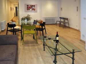 uma sala de estar com uma mesa com dois copos de vinho em Casas Uva Republica Argentina, 11, Logroño em Logroño