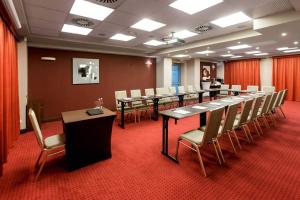sala konferencyjna z długim stołem i krzesłami w obiekcie Hotel Tęczowy Młyn w Kielcach