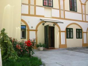 札格雷布的住宿－Baroque，前方有门和鲜花的建筑