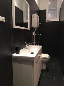 Bathroom sa Monaco Studio #3 with private patio