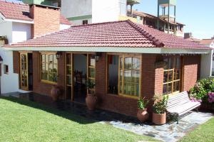 ビージャ・ヘセルにあるSaint Florentin Frente Al Marの庭にベンチのあるレンガ造りの家