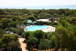 Bazén v ubytování Riva di Ugento Beach Camping Resort nebo v jeho okolí