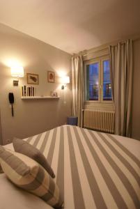 Cama ou camas em um quarto em Hotel de la Placette Barcelonnette